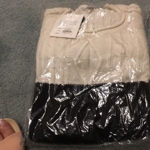 Black and white cable sweAter
